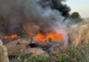 Retroescavadeiras são usadas para revirar resíduos e combater focos de incêndio em Manaus