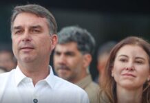 Flávio Bolsonaro participa de missa na Catedral de Brasília