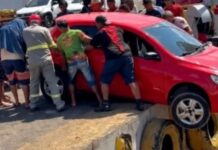 Carro fica à beira do rio e mobiliza pessoas no Porto de Parintins
